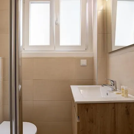 Spacious Tailor Made Flat With Ac In Areeiro アパート