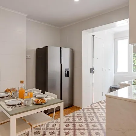 Spacious Tailor Made Flat With Ac In Areeiro * リスボン