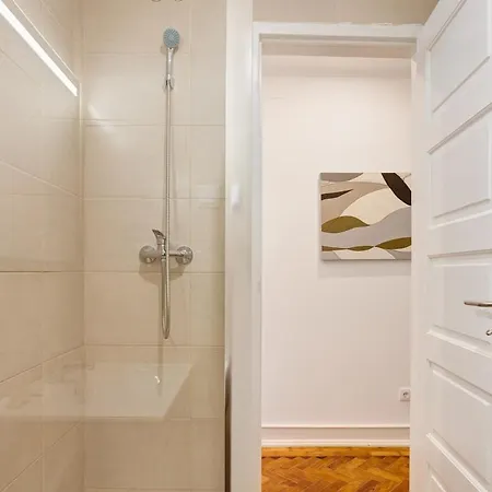 Апартаменти Spacious Tailor Made Flat With Ac In Areeiro